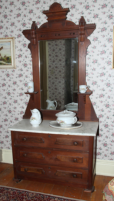 Historic Robins Roost American Queen Anne House, Antiques, Contents The Etta Mae Love Estate - JP_5381.jpg